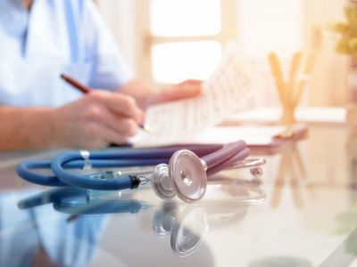 Программу «Земский доктор» распространят на молодых специалистов, желающих вернуться в родное село