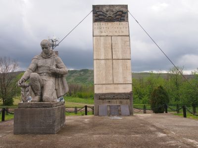 Братская могила партизан, погибших в годы гражданской войны,  воинов Советской Армии, погибших в годы Великой Отечественной войны