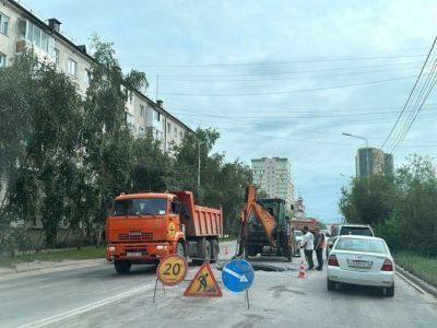 В Якутске дорожники устраняют провал на месте старого коллектора на улице Дзержинского