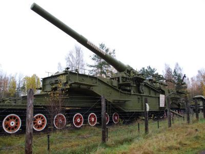 Площадка боевой техники, где установлено пять артиллерийских орудий различного назначения