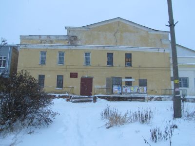 Здание клуба железнодорожников, где в 1963-1964 гг. в спектаклях Народного театра выступал народный артист СССР лауреат гос. премии Плотников Николай Семенович. Установлена мемориальная доска