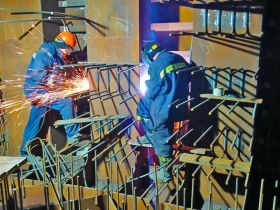 Паромную переправу запустили на стройке Ленского моста в Якутии