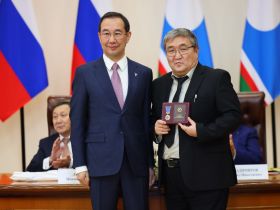Айсен Николаев наградил выдающихся ученых Якутии