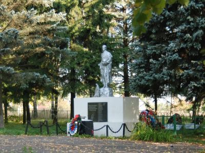 Братская могила советских воинов