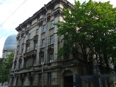 Дом Второго Каменноостровского товарищества устройства постоянных квартир (с кирпичной оградой и скульптурами львов)