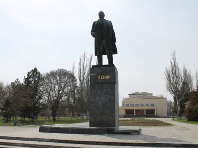 Памятник В.И.Ленину (скульпторы: Н.В.Можаев, Г.К.Слепцов, Н.Н.Щербаков; архитекторы: М.Г.Булкин, В.Г.Десятничук)