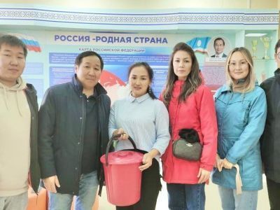 Урожай ягод собрали жители Момского района в помощь участникам СВО и их семьям