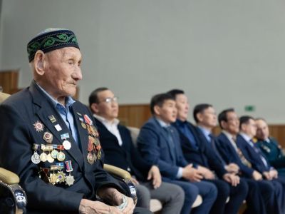 Матч поколений по шашкам и шахматам на призы 100-летнего ветерана Наума Слепцова провели в Якутске