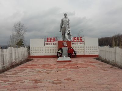 Братская могила советских воинов, погибших в боях с фашистскими захватчиками в 1943 году. Захоронено 3 человека, имена установлены. Скульптура советского воина