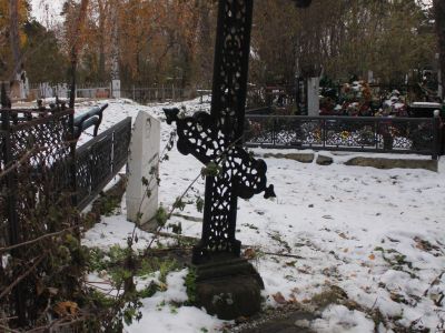 Надгробие на могиле А.Р. и И.Н. Широковых