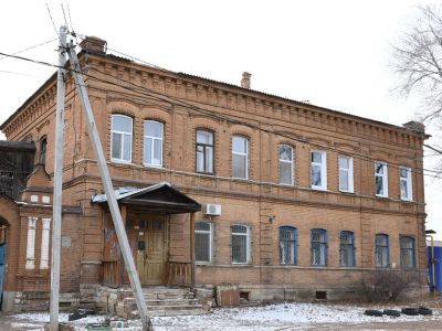Дом жилой с воздушным переходом и въездными воротами