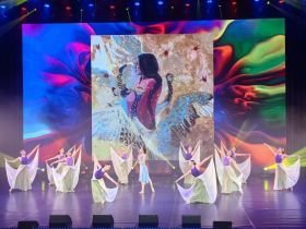 Танцующие полотна: в Якутске показали уникальный перформанс по картинам Миры Аргуновой