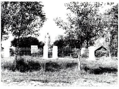 Братская могила советских воинов, погибших в боях с фашистами