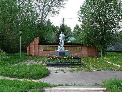 Братская могила советских воинов