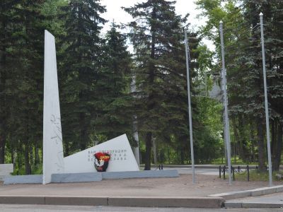 Мемориал в память обороны города в 1941-1944 гг. - "Зеленый пояс Славы Ленинграда". "Непокоренные"