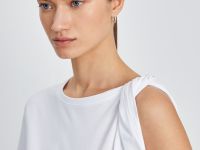 Топ из хлопка с открытым плечом и фигурным узлом