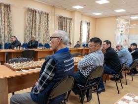Гроссмейстер Игорь Лысый встретился с шахматистами в Якутске