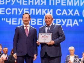 Айсен Николаев наградил 50 якутян премией «Человек труда»