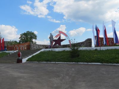 Братская могила советских воинов, погибших в боях с фашистскими захватчиками в 1943 году. Захоронено 18 человек, имена 7 человек установлены. Скульптура советского воина