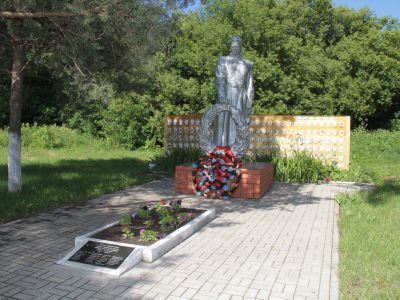 Братская могила советских воинов, погибших в боях с фашистскими захватчиками в 1943 году.  Захоронено 18 человек, имена 6 человек установлены. Обелиск