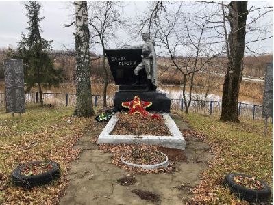 Братская могила воинов Советской Армии, погибших в период Великой Отечественной войны. Захоронено 200 человек, установлено фамилий на 181 человека. Скульптура установлена в 1963 году