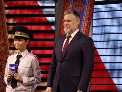 В День народного единства в Якутске юным якутянам вручили первые паспорта