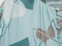 Блузка свободного силуэта с абстрактным принтом