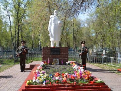 Братская могила воинов, умерших от ран в госпиталях в годы Великой Отечественной войны 1941 - 1945 годов. В 1965 году на могиле установлен памятник