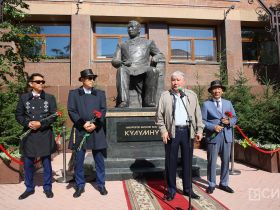 В День национальной печати возложили цветы к памятнику Василию Никифорову-Кюлюмнюру