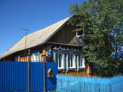 Деревянный жилой дом В.Н.Селезнева, построенный его отцом в 1915 году, с обильной пропильной и глухой резьбой с мотивами "плетенки", "розетки" и "короны"