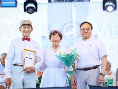 В Якутии семьям, проживающим вместе более 25 лет, вручили медали «За любовь и верность»