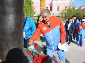 В Якутске возложили цветы к памятнику Илье Винокурову в рамках Спартакиады трудовых коллективов