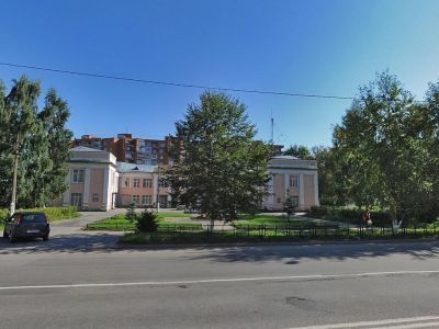 Здание, где в июле-августе 1941 г. формировались тосненские партизанские отряды для борьбы с фашистскими захватчиками. На здании установлена памятная доска