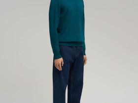 Легкий джемпер полуприлегающего кроя