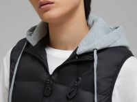 Утепленный жилет со съемным капюшоном