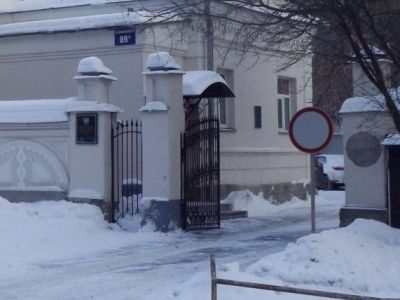 Каменная ограда и ворота