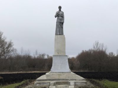 Братская могила воинов Советской Армии, погибших в период Великой Отечественной войны. Захоронено и установлено фамилий на 80 человек. Обелиск установлен в 1943 году