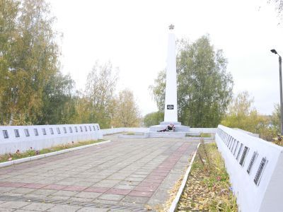 Стела в честь воинов-земляков, погибших в годы Великой Отечественной войны 1941-1945 гг.