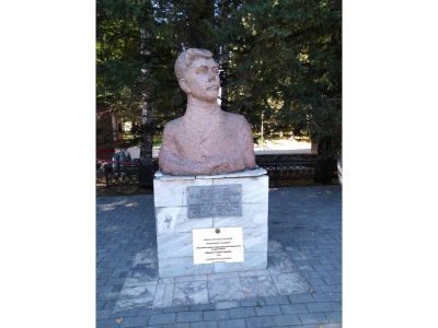 Памятник первому председателю Ельцовского волисполкома Шацкому Георгию Савичу