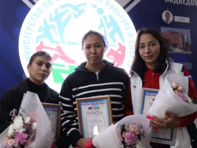 В Якутске поздравили победительниц первенства России по женской борьбе