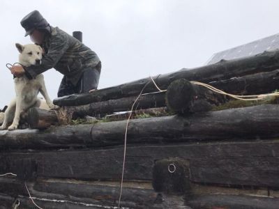 В Верхоянском районе спасатели эвакуировали мужчину, который три дня просидел на крыше