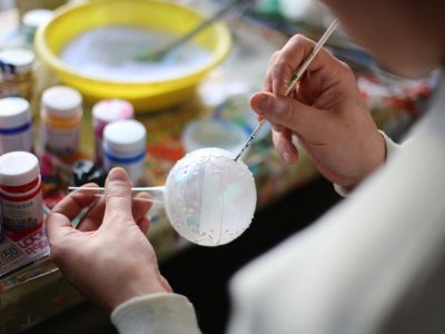 Билеты на На фабрику ёлочных игрушек в Крестцы (Крестцы) / Экскурсия | Афиша | ИнфоТаймс