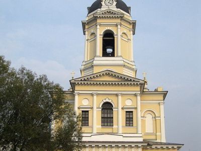 Колокольня надвратная и церковь Трех Святителей