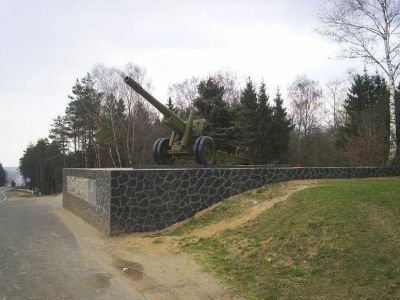 Памятный знак, установленный в честь воинов 33-й армии, защищавших Москву в 1941 г. - 152-мм гаубица