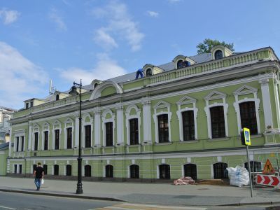 Дом, в котором в 1880-е гг. жил выдающийся французский композитор Клод Дебюсси; здесь неоднократно останавливались и жили композиторы П.И.Чайковский и Ф.Лист