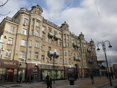 Дом жилой с магазинами и художественной мастерской, архитекторы Ботяновский Т.Г. Аралов В.С.