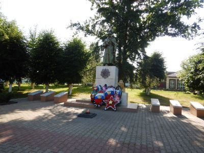 Братская могила советских воинов, погибших в боях с фашистскими захватчиками в 1943 году. Захоронено 99 человек, имена установлены. Скульптура советского воина