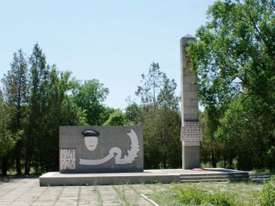 Братская могила советских воинов