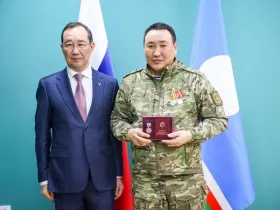 Глава Якутии вручил госнаграды добровольцам-госслужащим, вернувшимся с СВО