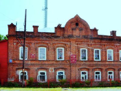 Дом в кирпичном исполнении с архитектурными украшениями из кирпича